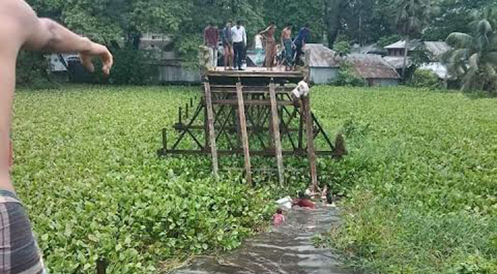 ব্রিজ ভেঙে বরযাত্রীদের মাইক্রোবাস খালে, প্রাণ গেলো ১০ জনের